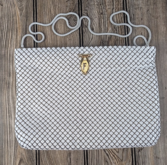 White Metal Scale Crossbody Clutch Handbag With No Makers Tag Inside - Picture 2 of 14